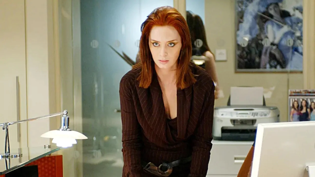 Emily Blunt in una scena de Il diavolo veste Prada