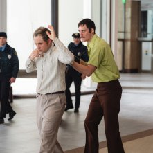 Dead Man's Wire: Bill Skarsgard rapisce Dacre Montgomery in una drammatica scena