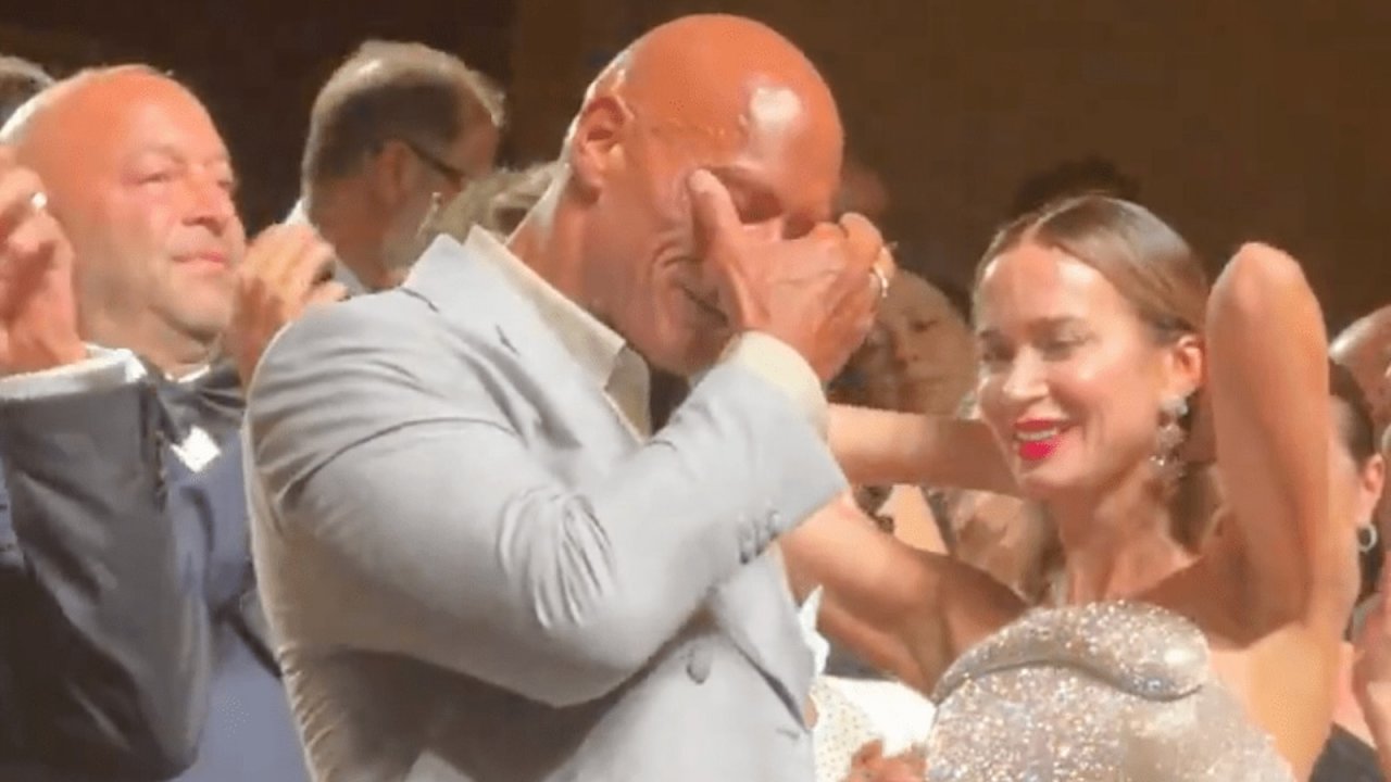 Dwayne Johnson in lacrime all'anteprima a Venezia 2025 di The Smashing Machine