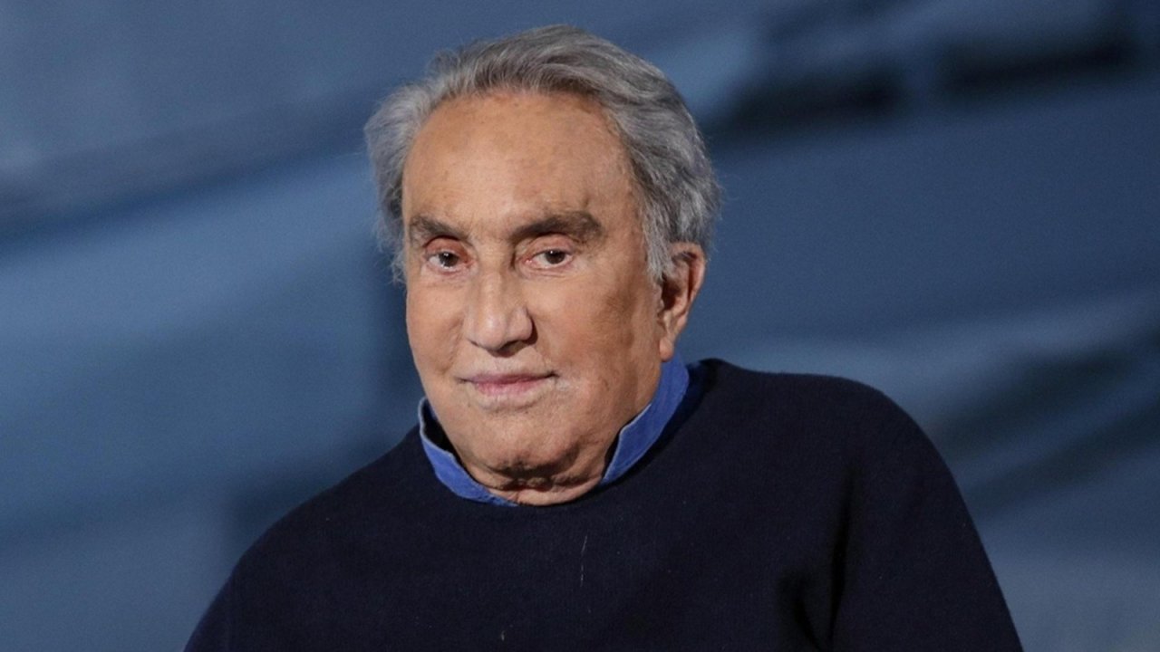 È morto Emilio Fede: il giornalista simbolo della Mediaset di Silvio Berlusconi aveva 94 anni