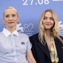 The Testament of Ann Lee: Mona Fastvold e Amanda Seyfried al photcall di Venezia 82
