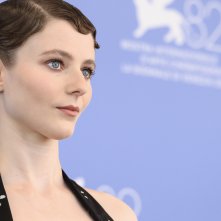 The Testament of Ann Lee: Thomasin McKenzie al photcall di Venezia 82