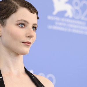 The Testament of Ann Lee: Thomasin McKenzie al photcall di Venezia 82