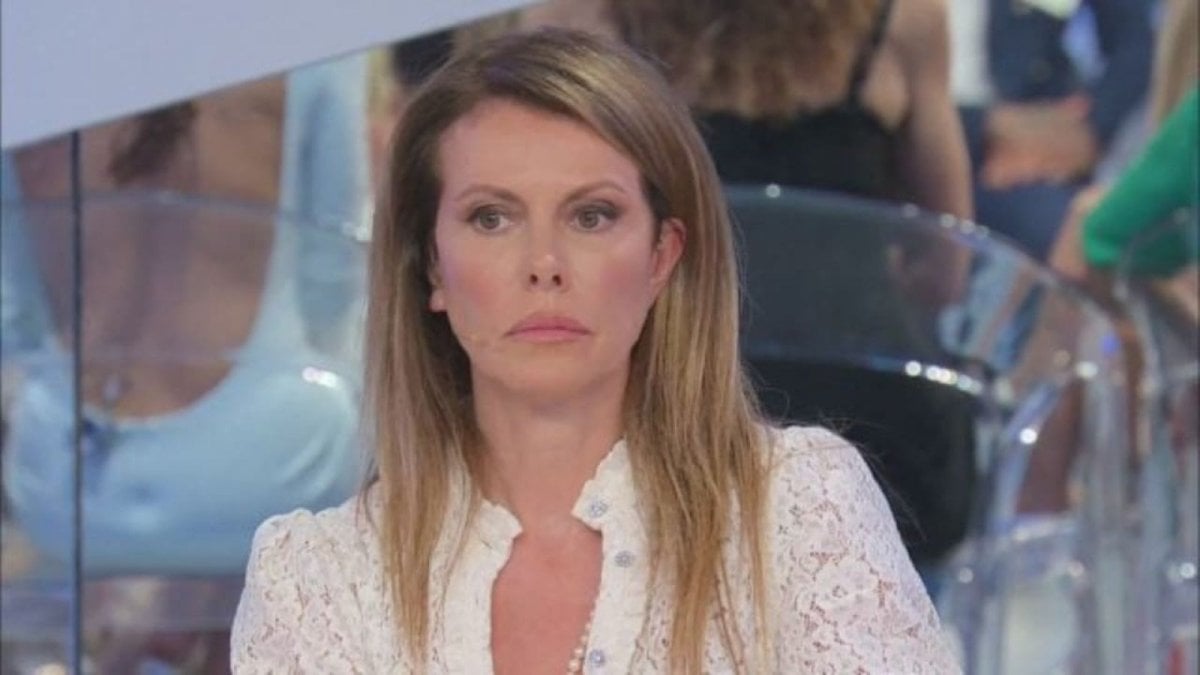 Uomini e Donne anticipazioni: Gemma parla di sentimenti ma lui bacia un