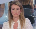 Uomini e Donne anticipazioni: Gemma parla di sentimenti ma lui bacia un'altra, Cinzia smascherata
