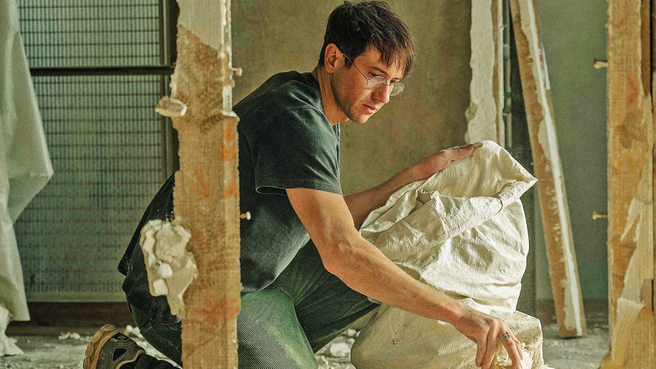 Bastien Bouillon è il protagonista di À pied d'œuvre (At Work)