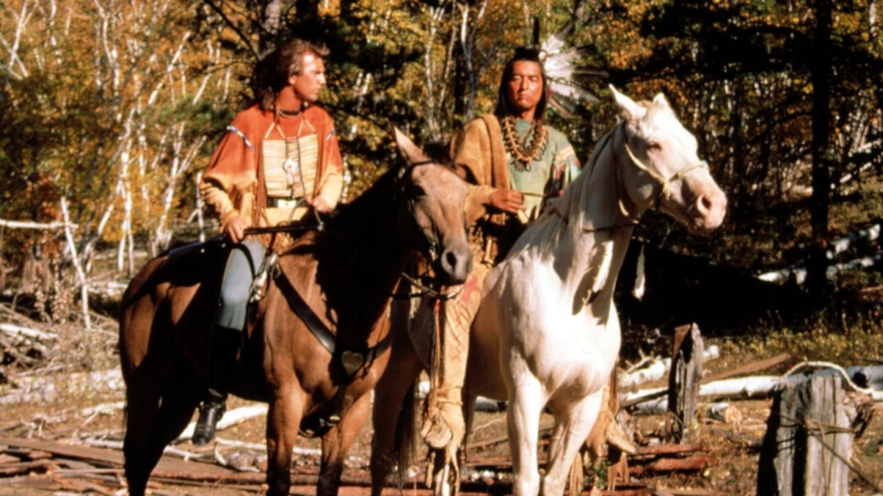 Balla coi lupi: Kevin Costner e Graham Greene in una scena