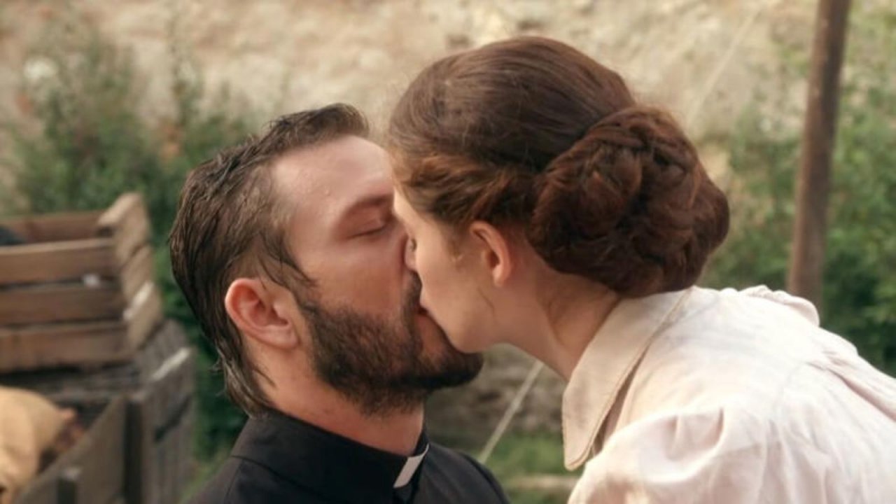 Maria (Sara Molina) e Padre Samuel  (Daniel Schröder)