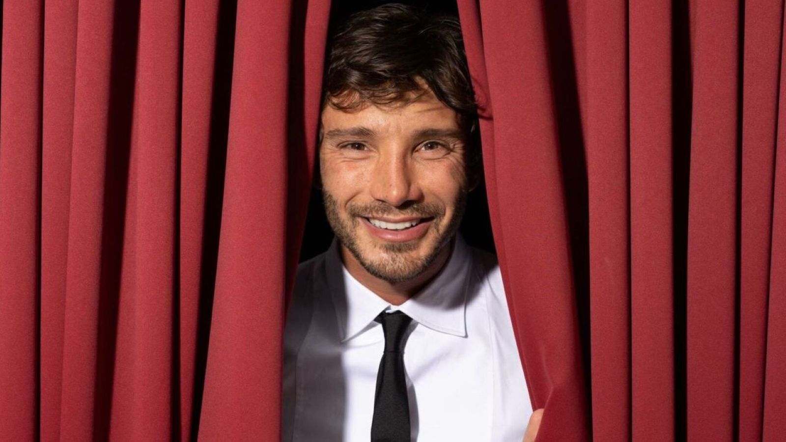 Stefano De Martino ha esordito ieri con la nuova stagione di Affari Tuoi