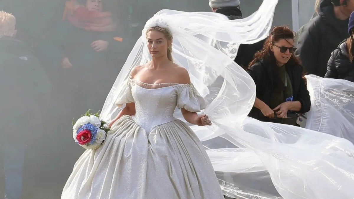 Cime Tempestose e il mistero degli strani cartelloni pubblicitari del film con Margot Robbie e Jacob Elordi Cime Tempestose e il mistero degli strani cartelloni pubblicitari del film con Margot Robbie e Jacob Elordi
