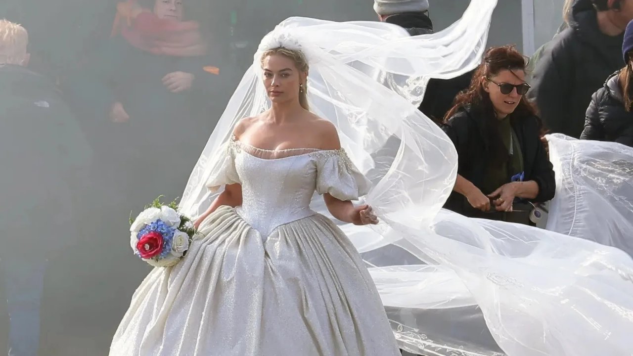 Cime Tempestose e il mistero degli strani cartelloni pubblicitari del film con Margot Robbie e Jacob Elordi