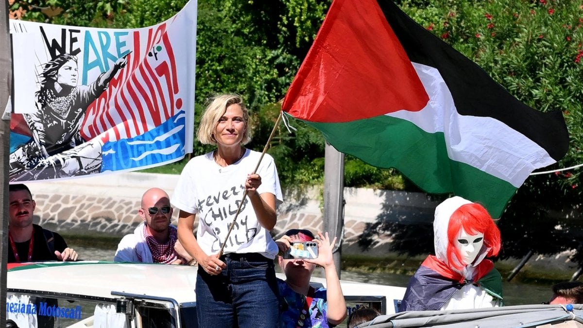 Anna Foglietta bloccata dai Carabinieri al Lido di Venezia: manifestava a favore della Palestina Anna Foglietta bloccata dai Carabinieri al Lido di Venezia: manifestava a favore della Palestina