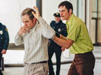 Dead Man's Wire, recensione: un folle Bill Skarsgård e un film che gioca con il poliziesco anni '70