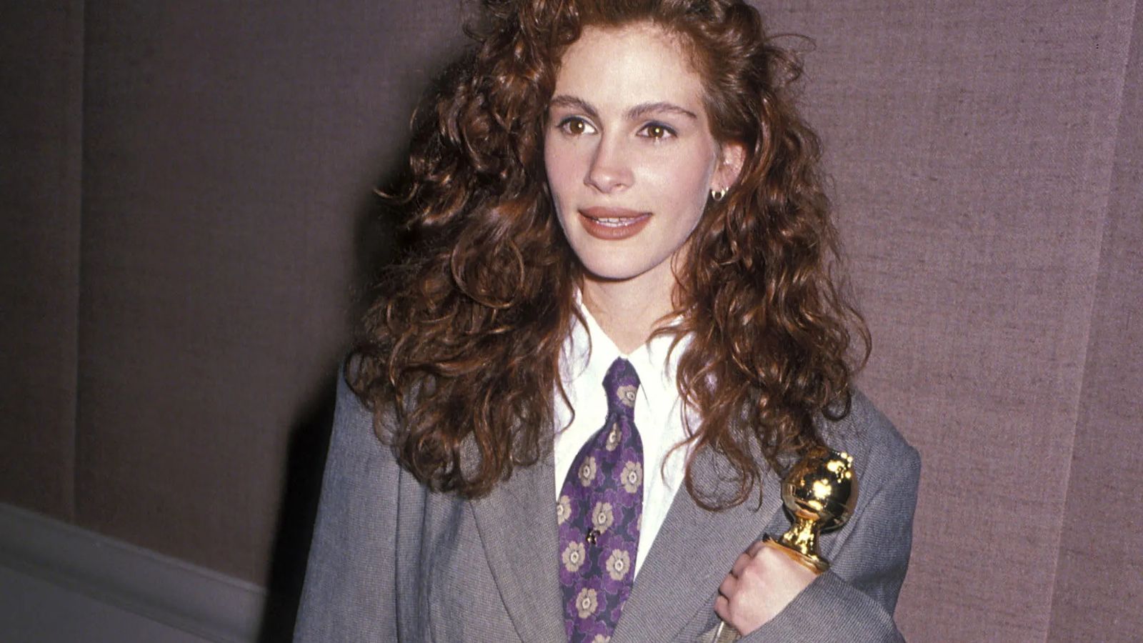 Julia Roberts in completo Armani con il premio Oscar