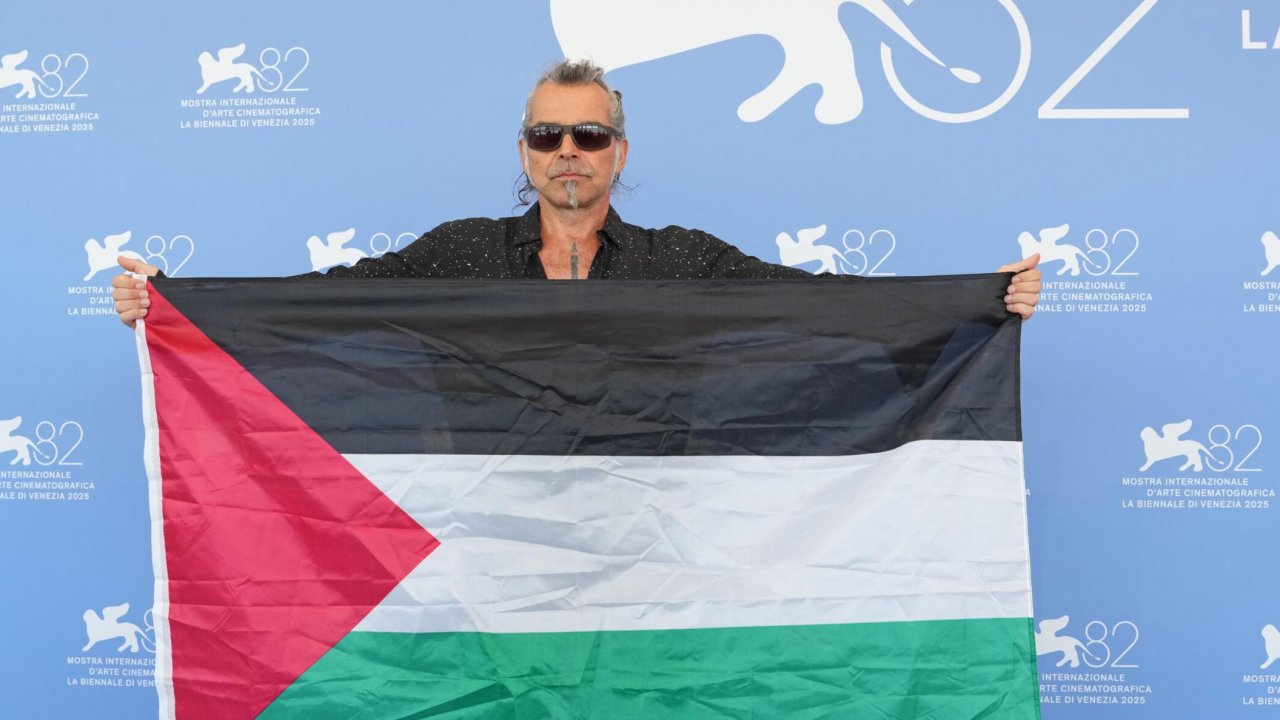 Piero Pelù a Venezia 2025 con la bandiera della Palestina