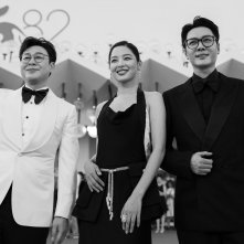 Il sole sorge su tutti noi: il cast sul red carpet di Venezia 82