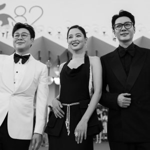 Il sole sorge su tutti noi: il cast sul red carpet di Venezia 82
