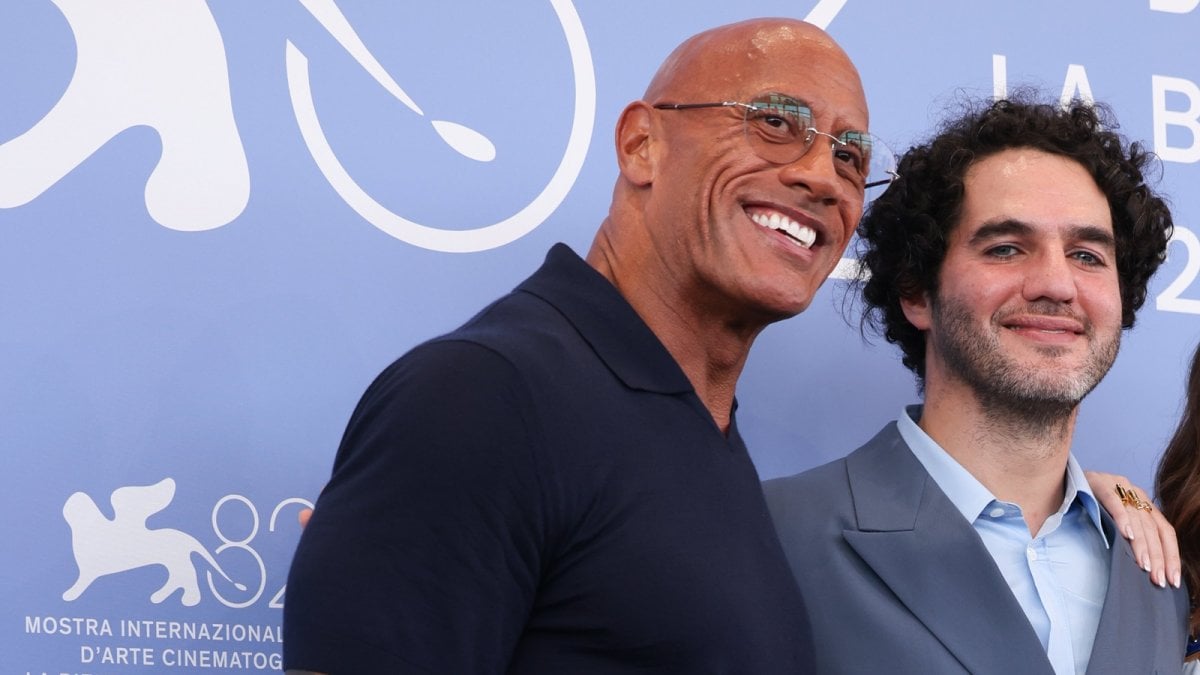 Dwayne Johnson sarà diretto nuovamente da Benny Safdie nel film Lizard Music Dwayne Johnson sarà diretto nuovamente da Benny Safdie nel film Lizard Music