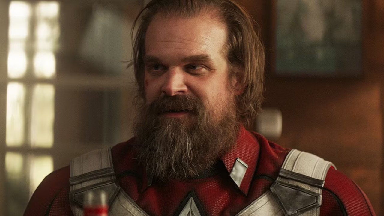 David Harbour nei panni di Red Guardian