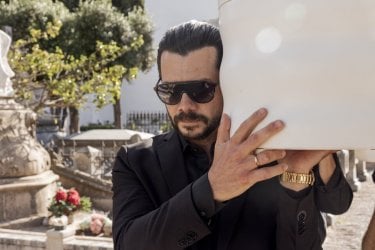 Due Tombe Alvaro Morte Scena Serie Tv Netflix