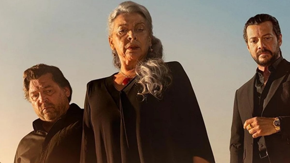 Due Tombe, recensione: se neanche il Professore della Casa di Carta salva la serie Due Tombe, recensione: se neanche il Professore della Casa di Carta salva la serie