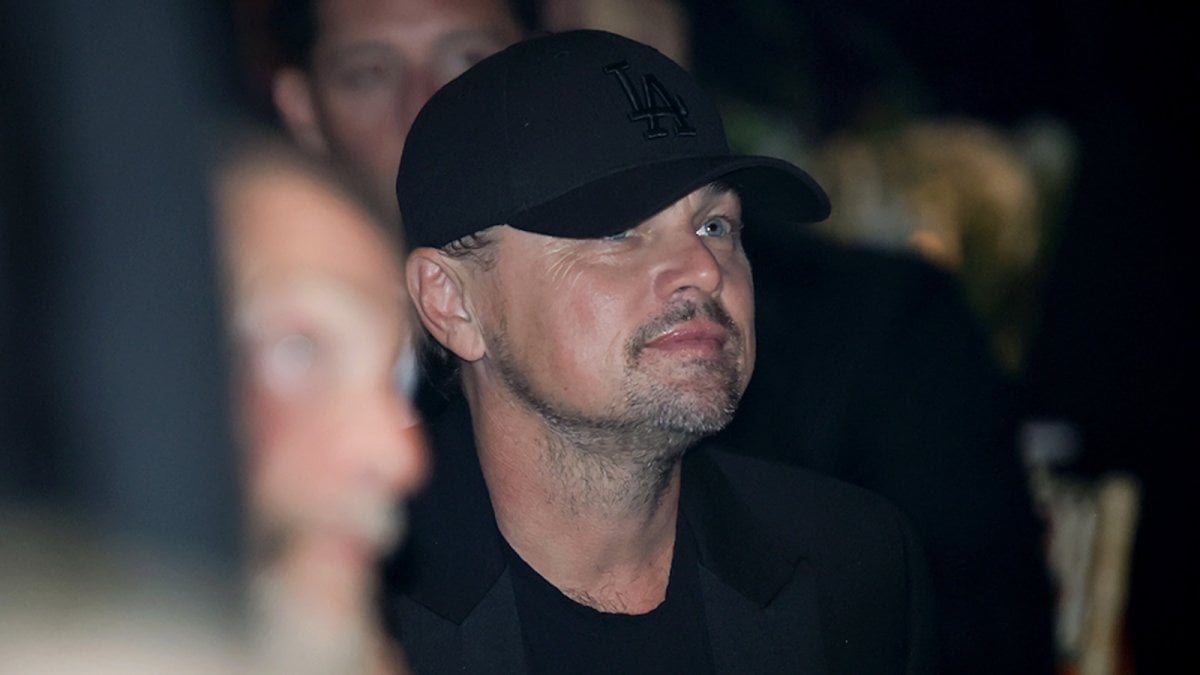 leonardo dicaprio pioggia di polemiche per le foto sul megayacht di jeff bezos