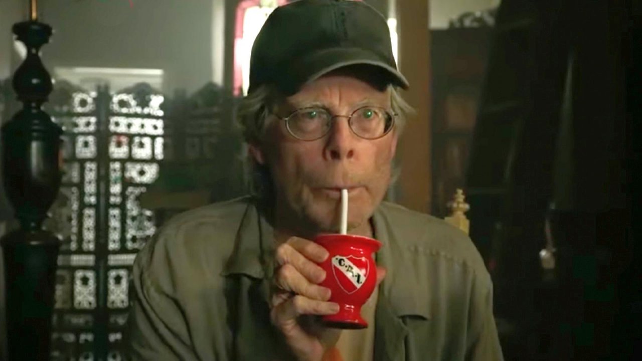 Stephen King sorseggia una bibita