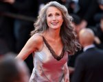 Andie MacDowell contro la moda di apparire giovani a tutti i costi: 'Sono come dovrei essere alla mia età'