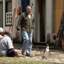 Il mio amico pinguino: Jean Reno con il pinguino a spasso