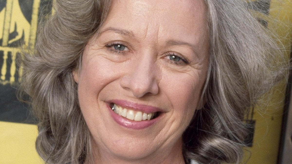 Addio a Polly Holliday: morta a 88 anni la star di Gremlins e Mrs. Doubtfire
