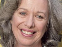 Addio a Polly Holliday: morta a 88 anni la star di Gremlins e Mrs. Doubtfire