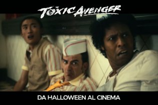 The Toxic Avenger - Trailer italiano del reboot di Macon Blair con Peter Dinklage
