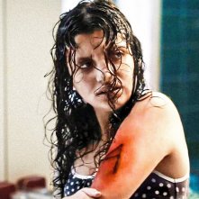 Alpha:  Mélissa Boros con l'incisione sul braccio