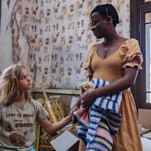 Don't Let's Go to the Dogs Tonight: Lexi Venter e Zikhona Bali in una scena