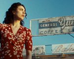 Honey Don't!: Margaret Qualley incalza Charlie Day nella clip esclusiva della commedia di Ethan Coen