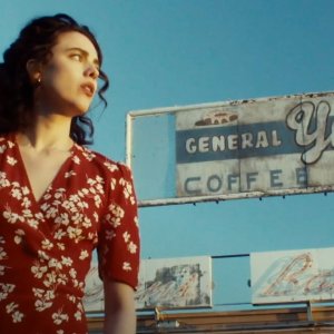 Honey Don't!: Margaret Qualley in una scena del film