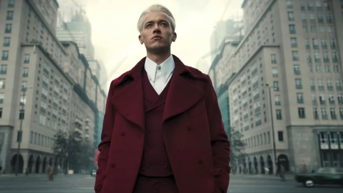 hunger games tom blyth ironizza sul suo erede ralph fiennes potrei insegnargli un paio di cose