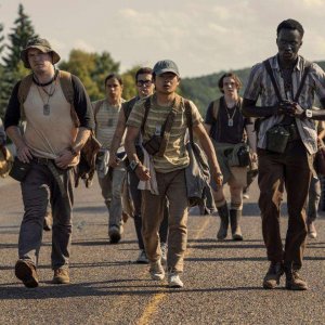 La lunga marcia: una foto dei personaggi del film impegnati nella marcia sotto il sole