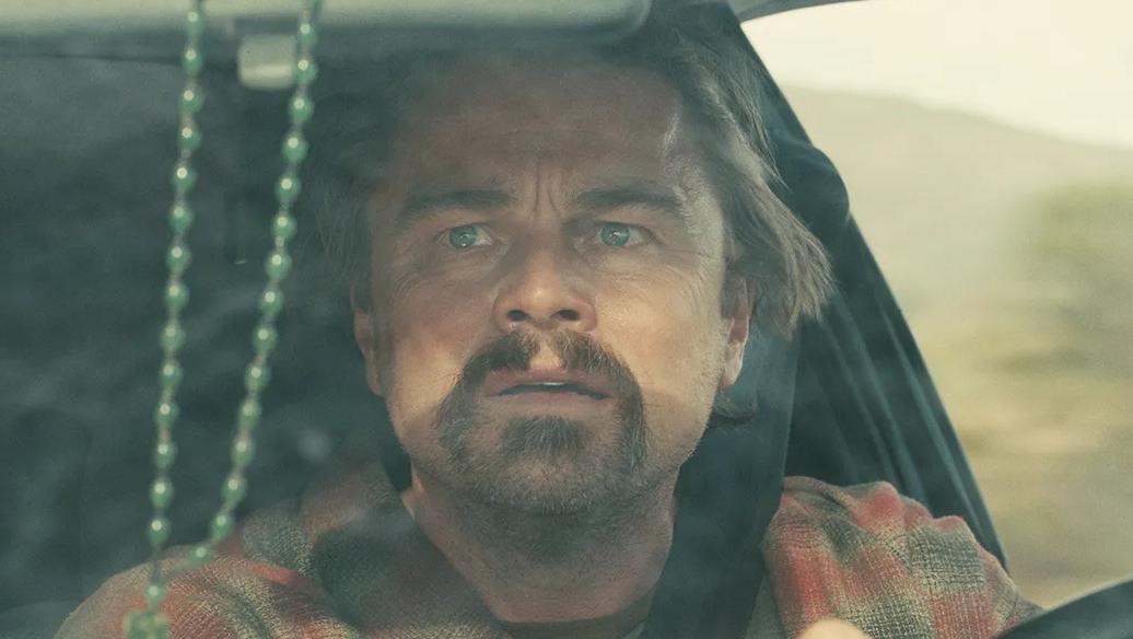 Leonardo DiCaprio alla guida in Una battaglia dopo l'altra