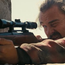 Una battaglia dopo l'altra: Leonardo DiCaprio con il fucile puntato