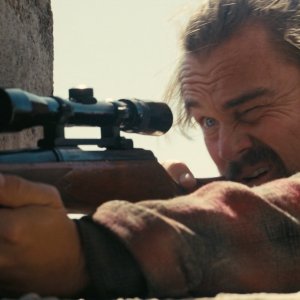 Una battaglia dopo l'altra: Leonardo DiCaprio con il fucile puntato