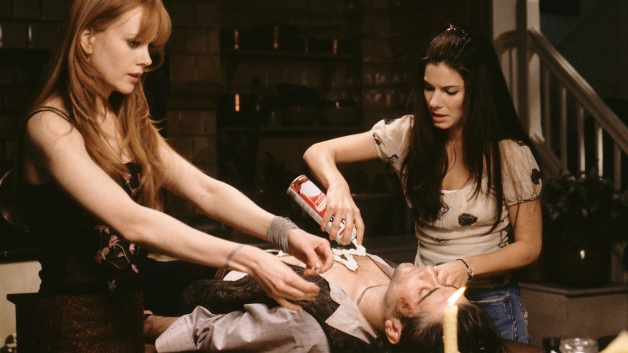 Amori & Incantesimi, Nicole Kidman e Sandra Bullock in una scena