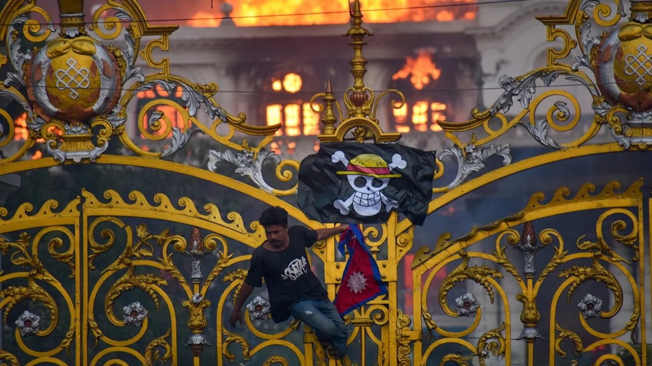 La bandiera di One Piece sventolata durante le proteste in Nepal