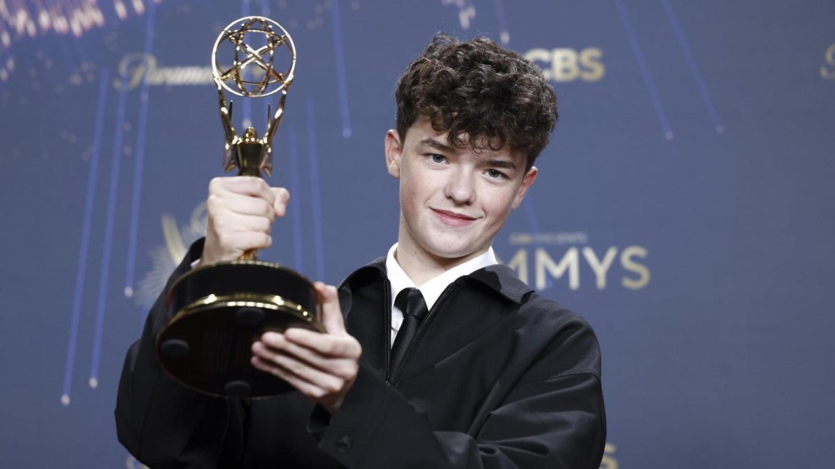 Adolescence da record agli Emmy 2025: Owen Cooper è il vincitore più giovane di sempre Adolescence da record agli Emmy 2025: Owen Cooper è il vincitore più giovane di sempre