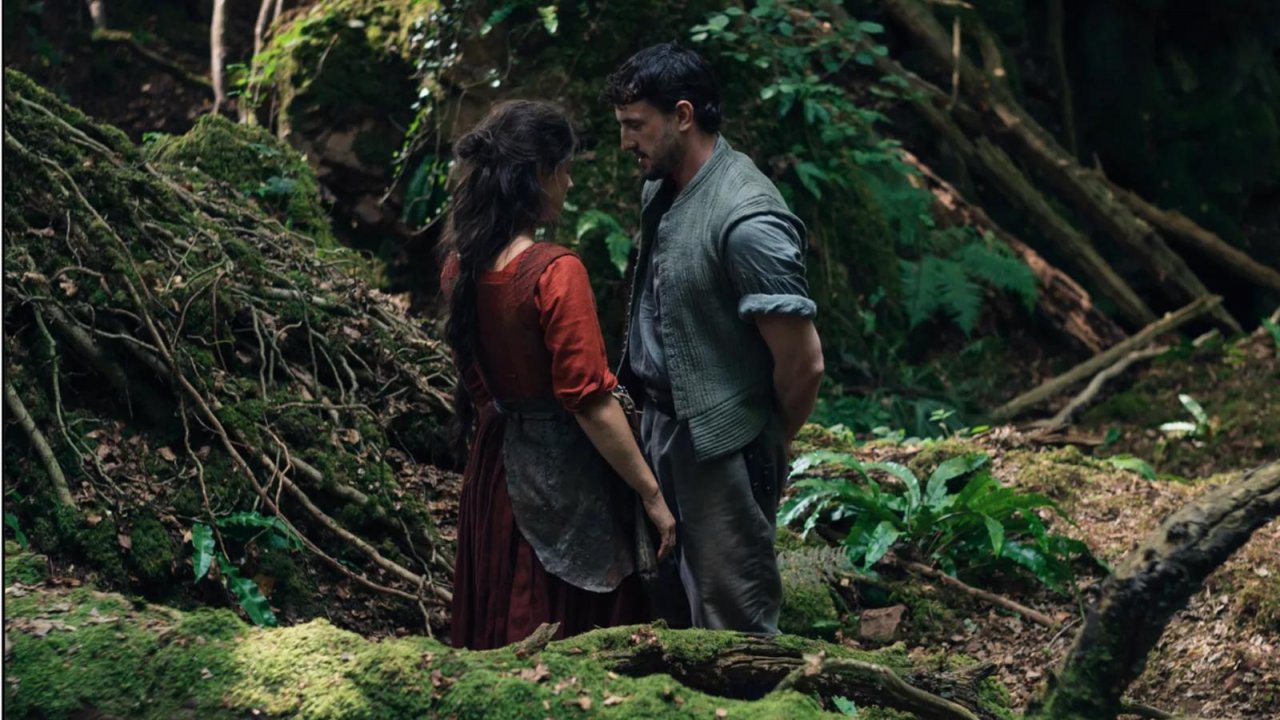 Paul Mescal e Jessie Buckley nella foresta in una scena di Hamnet