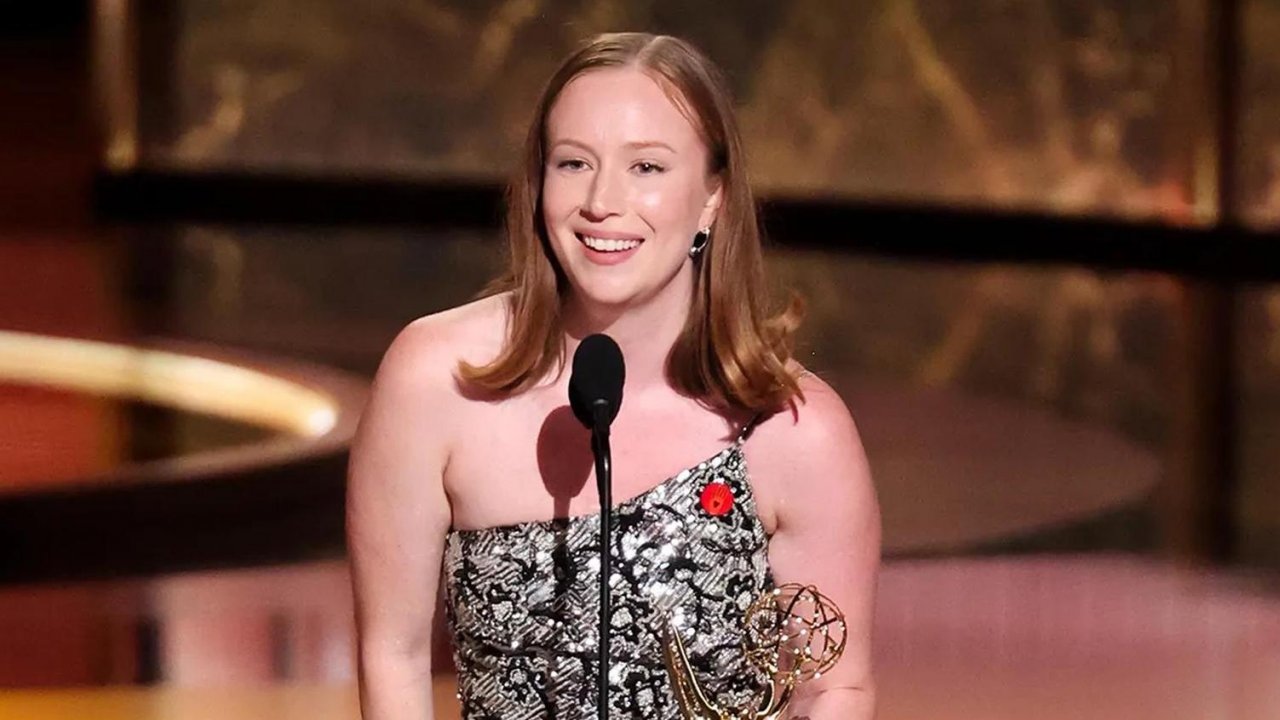 Hannah Einbinder durante il discorso di ringraziamento agli Emmy 2025