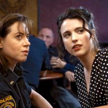 Honey Don't!:  Margaret Qualley, Aubrey Plaza in una foto