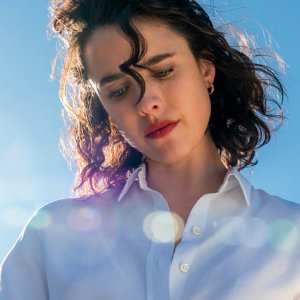 Honey Don't!:  Margaret Qualley in un frame del film