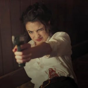 Honey Don't!:  Margaret Qualley in una scena d'azione