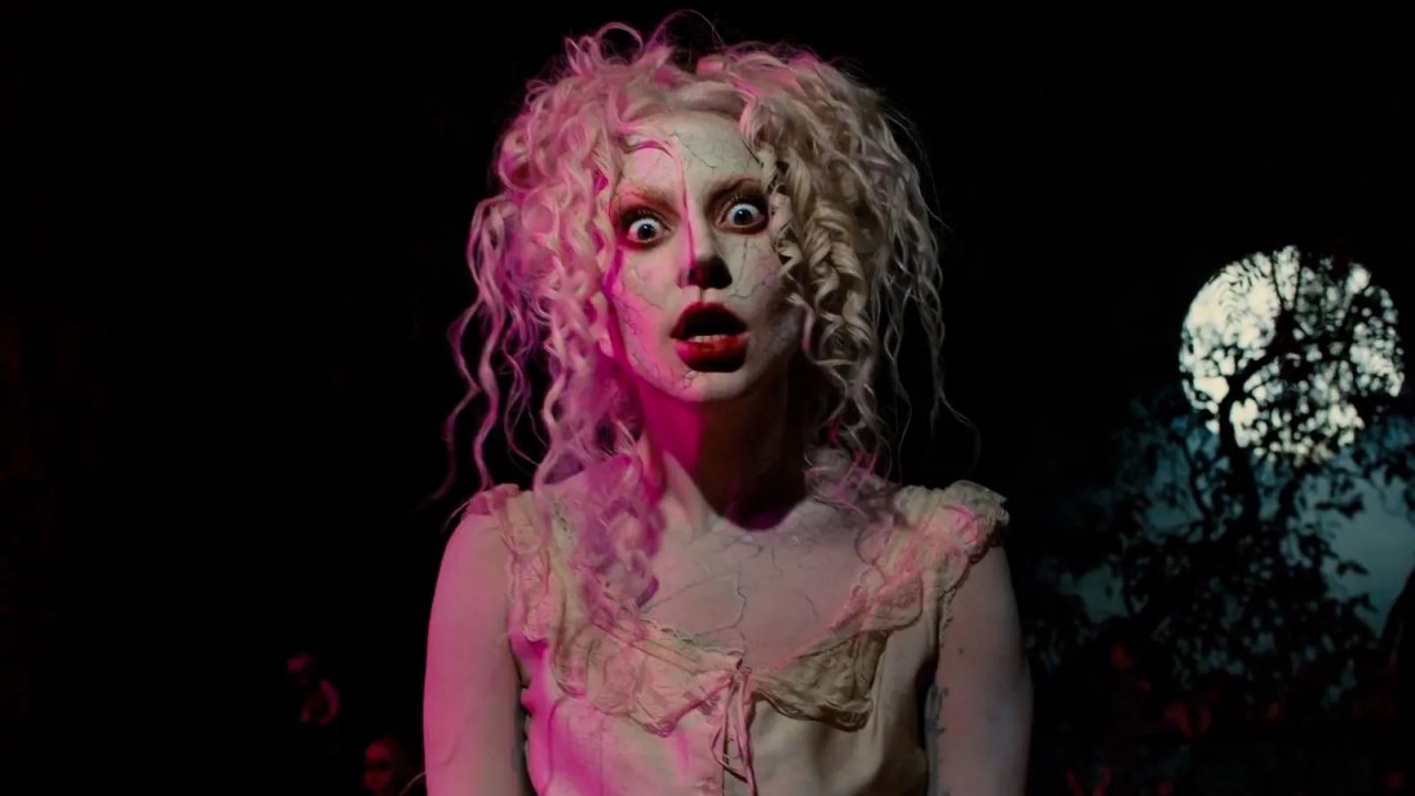 Lady Gaga nel video The Dead Dance